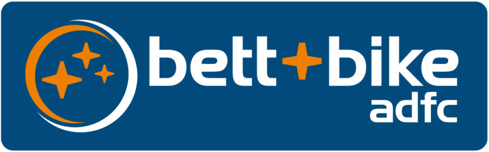 Das „Bett+Bike“-Logo des ADFC mit orangefarbenen und weißen Sternen auf blauem Hintergrund und stilisiertem Text für ein Zertifizierungsprogramm für fahrradfreundliche Unterkünfte.