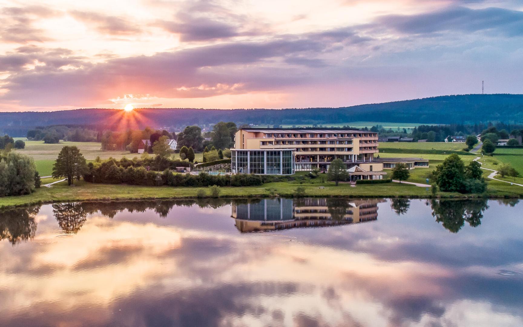 Kurzentrum Bad Weißenstadt am See bei Sonnenuntergang