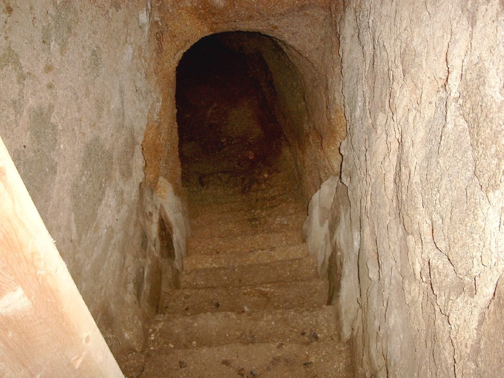 Zugang zu einem unterirdischen Gang eines Felsenkellers, wo Feldfrüchte und Bier gelagert wurden.