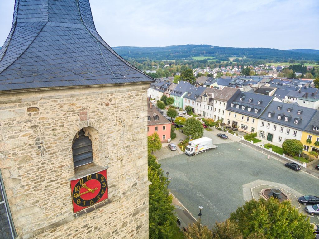 Marktplatz mit Kirchturm