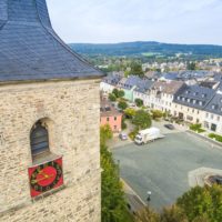 Marktplatz mit Kirchturm