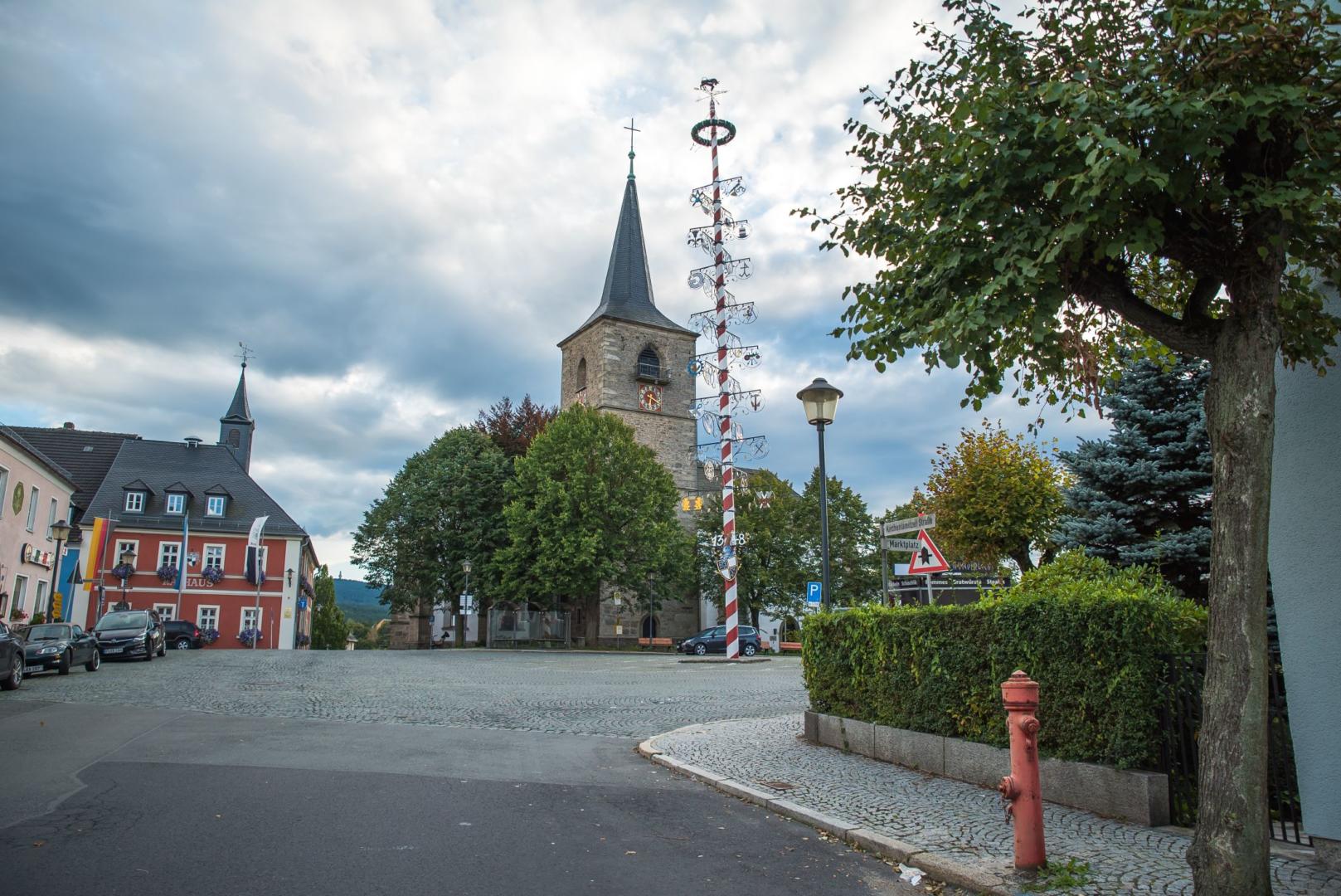 Ansich der Marktplatzes mit Turm der Stadtkirche aus Richtung Kirchenlamiter Straße