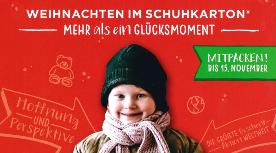 Ein lächelndes Kind mit Wintermütze und Schal steht vor einem roten Hintergrund mit einem deutschen Weihnachtstext, der zur Teilnahme an einer Schuhkarton-Weihnachtsgeschenkaktion aufruft. Das Kind ist warm angezogen und von festlichen Grafiken umgeben.