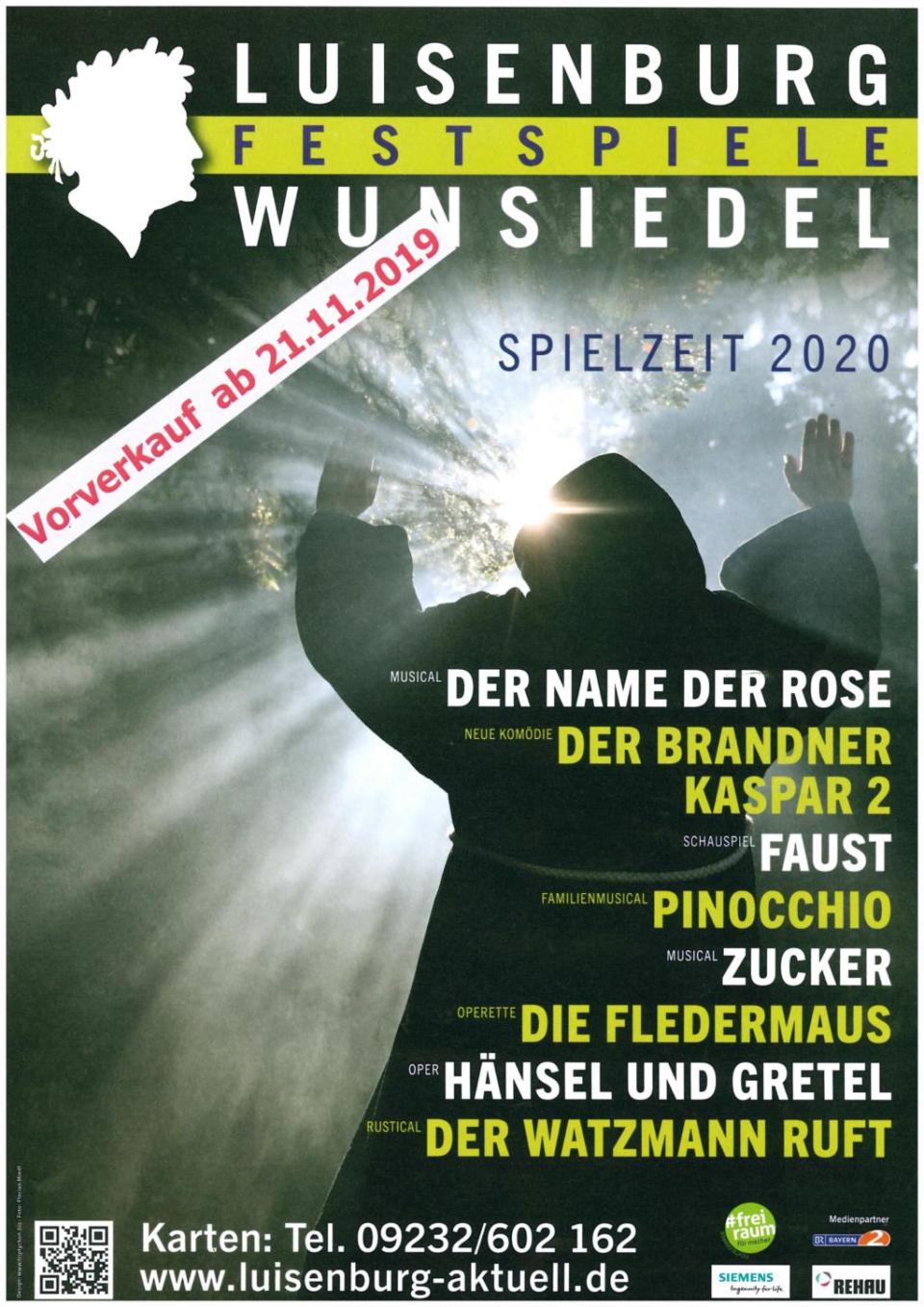 Plakat für die Luisenburg-Festspiele 2020, auf dem eine Gestalt mit Kapuze und erhobenen Händen abgebildet ist und Musicals und Theaterstücke wie „Der Name der Rose“, „Faust“ und „Hänsel und Gretel“ aufgeführt sind. Mit Informationen zu den Eintrittskarten und der Website.