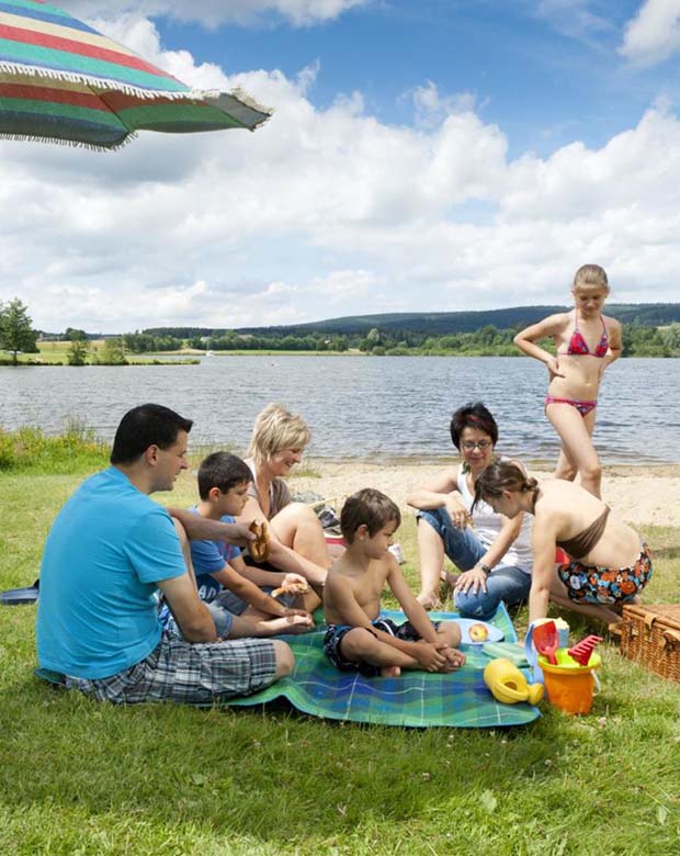 Famile genießt den Strand am Weißenstädter See