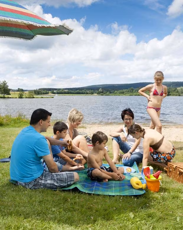 Famile genießt den Strand am Weißenstädter See