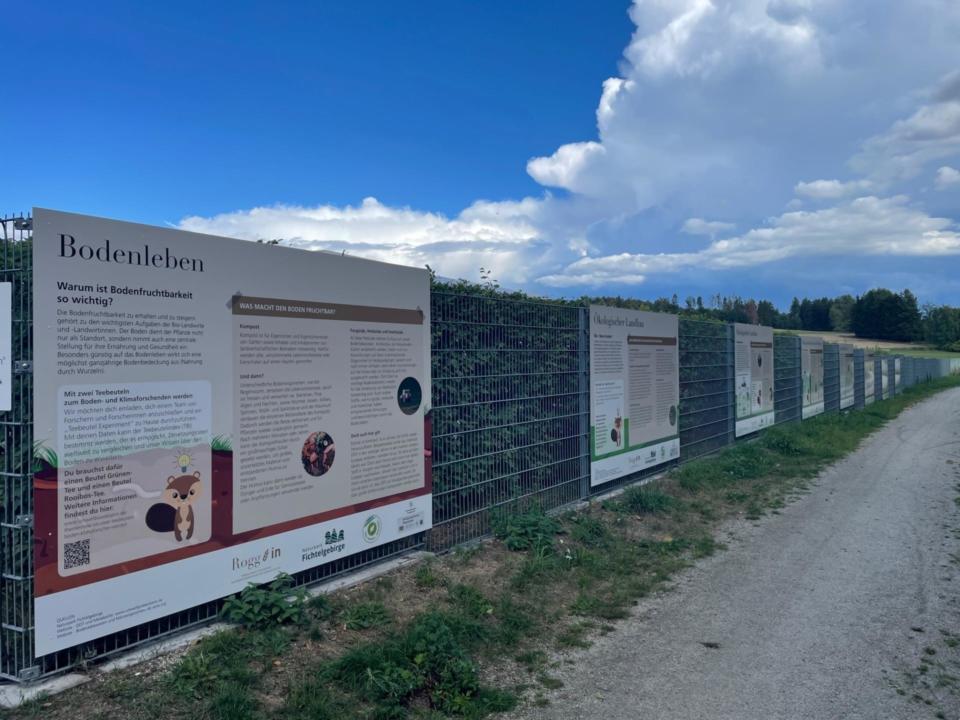 Schautafeln am Zaun des Roggengartens, entlang des Eger-Radweges