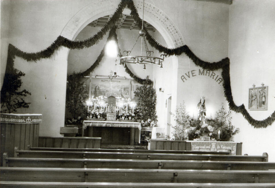 Ansicht des Altarraumes in der katholischen Kirche im Jahr 1936.