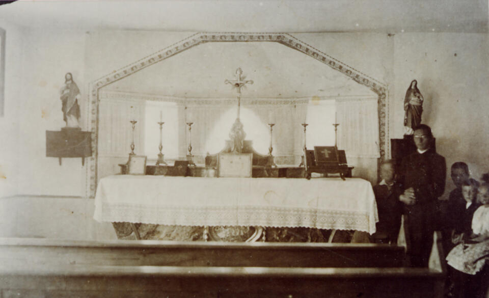 historische Ansicht des Betsaals in Weißenstadt mit Altar und Pfarrer.