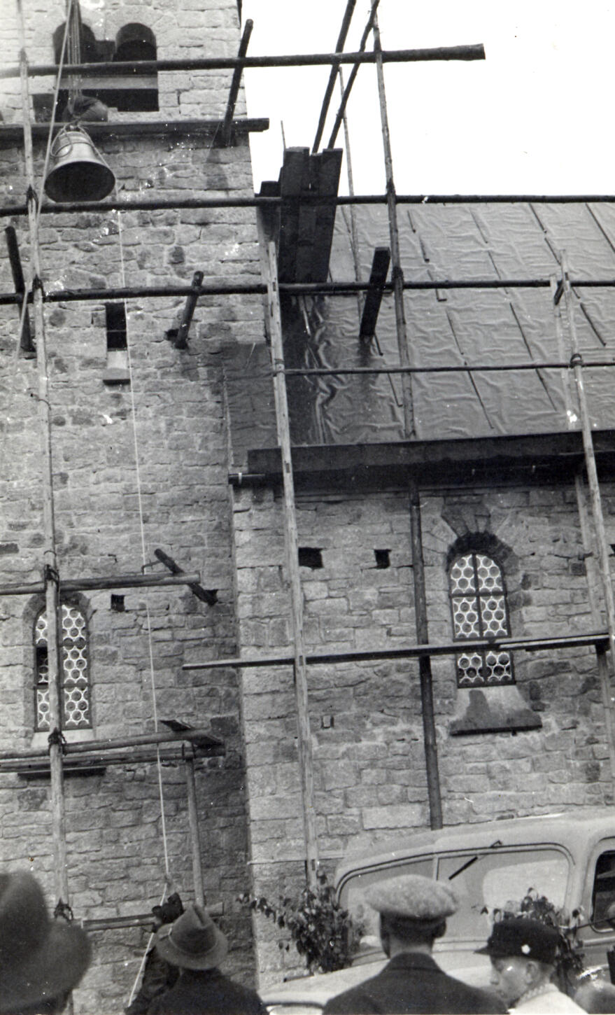 Kirche mit Baugerüst im Jahr 1935.