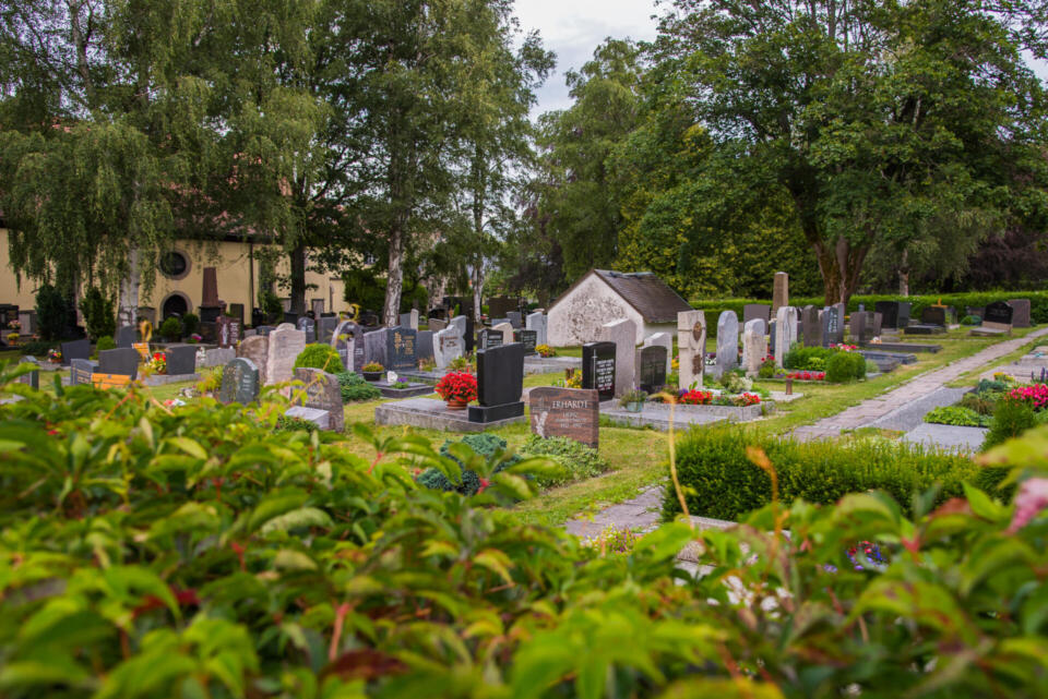 Kaf­fee­trin­ken am Friedhof