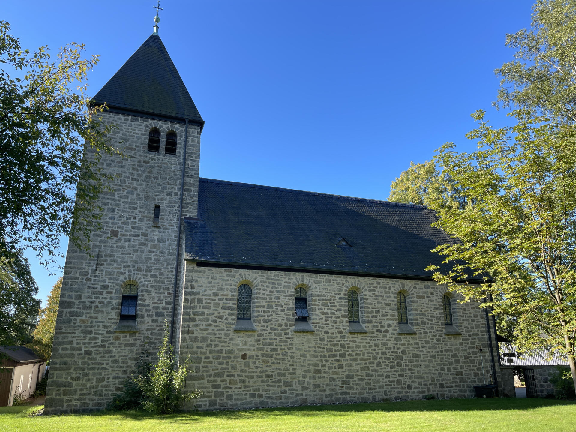 Frontalansicht der katholischen Marienkirche St. Marien in Weißenstadt