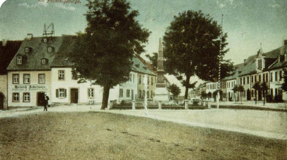 historische Ansicht des Marktplatzes Weißenstadt mit Denkmal 