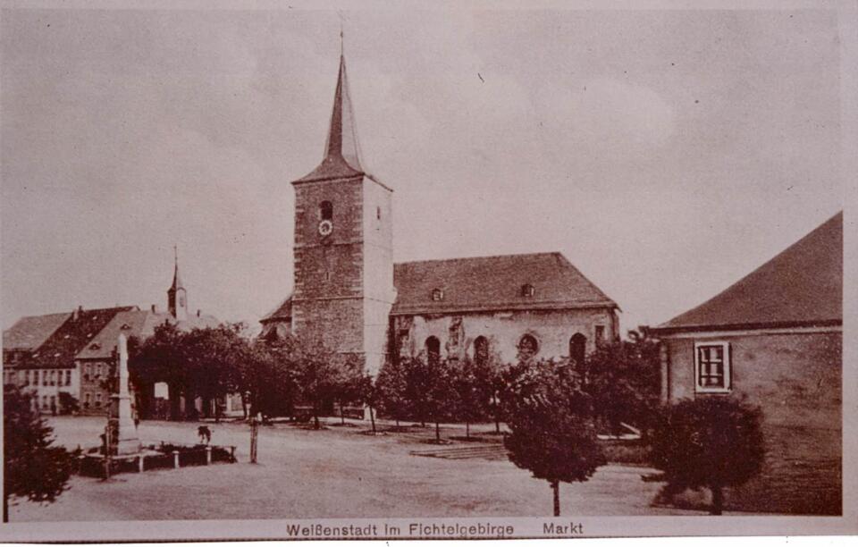 historische Ansicht vom Marktplatz mit Stadtkirche aus den Jahren vor 1935.