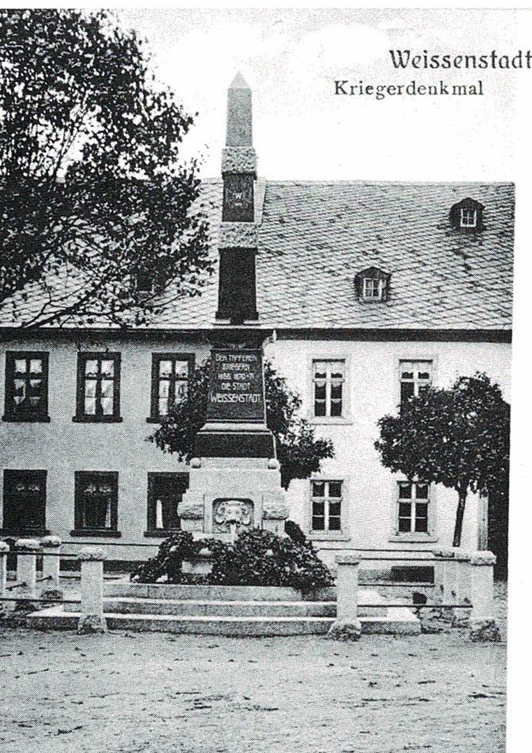 Historische Ansicht des Marktplatzes Weißenstadt mit Kriegerdenkmal.
