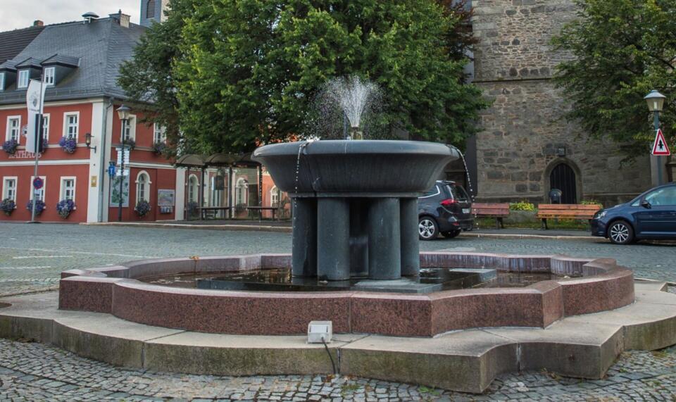Brunnen am Marktplatz, im Hintergrund ist das Rathaus Weißenstadt zu sehen.