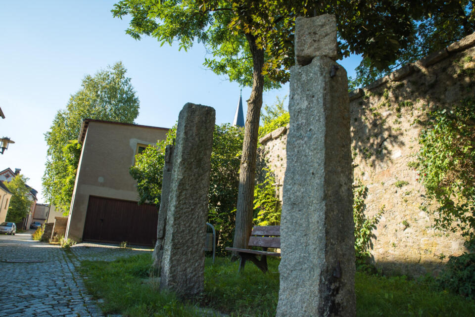 sichtbare Teile der Stadtmauer in der Altstadt mit Granitsäulen im Vordergrund.