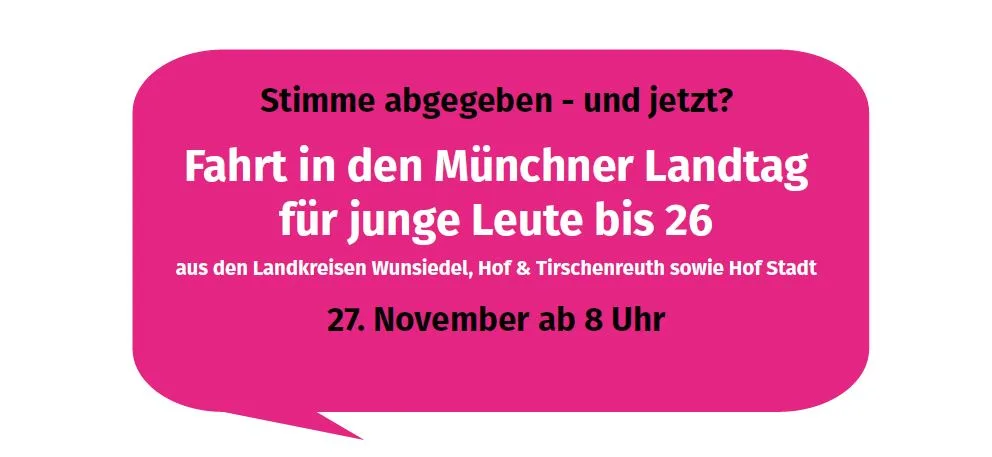 Magentafarbene Sprechblase mit deutschem Text, in der junge Menschen bis zum Alter von 26 Jahren aus Wunsiedel, Hof und Tirschenreuth dazu eingeladen werden, an der „Fahrt München“ teilzunehmen und am 27. November ab 8 Uhr den Münchner Landtag zu besuchen.