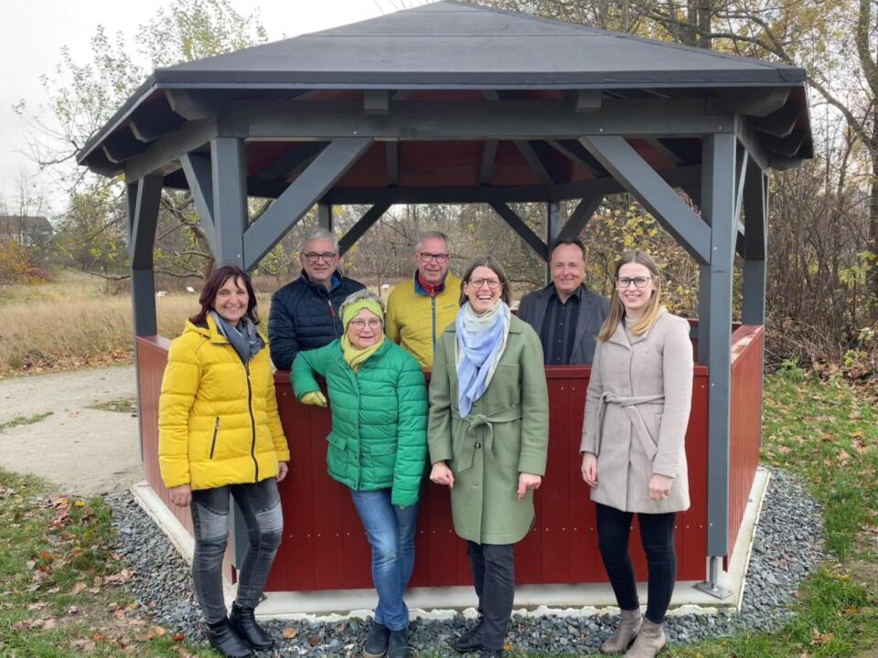 Der Förderverein Kinder & Jugend finanzierte über das Förderprogramm Regionalbudget 2023 die Errichtung eines Pavillons am See.