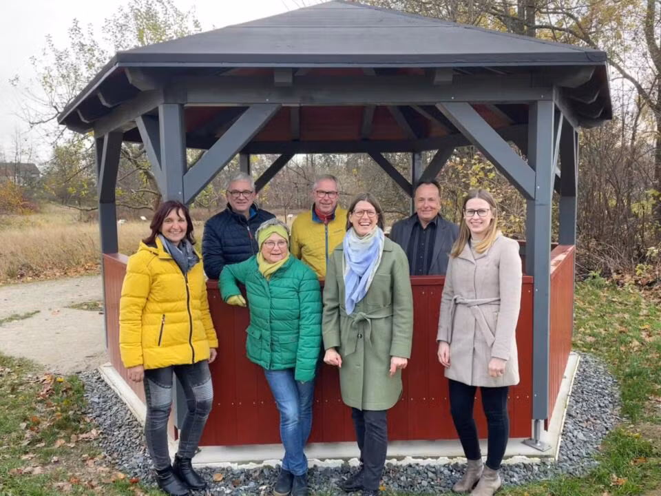 Der Förderverein Kinder & Jugend finanzierte über das Förderprogramm Regionalbudget 2023 die Errichtung eines Pavillons am See.