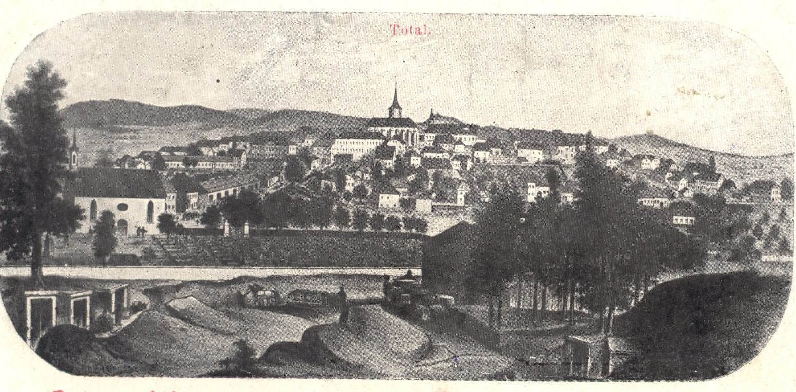 Schwarz-Weiß-Illustration einer Stadt mit dicht beieinander stehenden Gebäuden, einer Kirche mit hohem Kirchturm, Bäumen, Feldern und Hügeln im Hintergrund. Im Vordergrund sind eine Straße und mehrere Wagen zu sehen.
