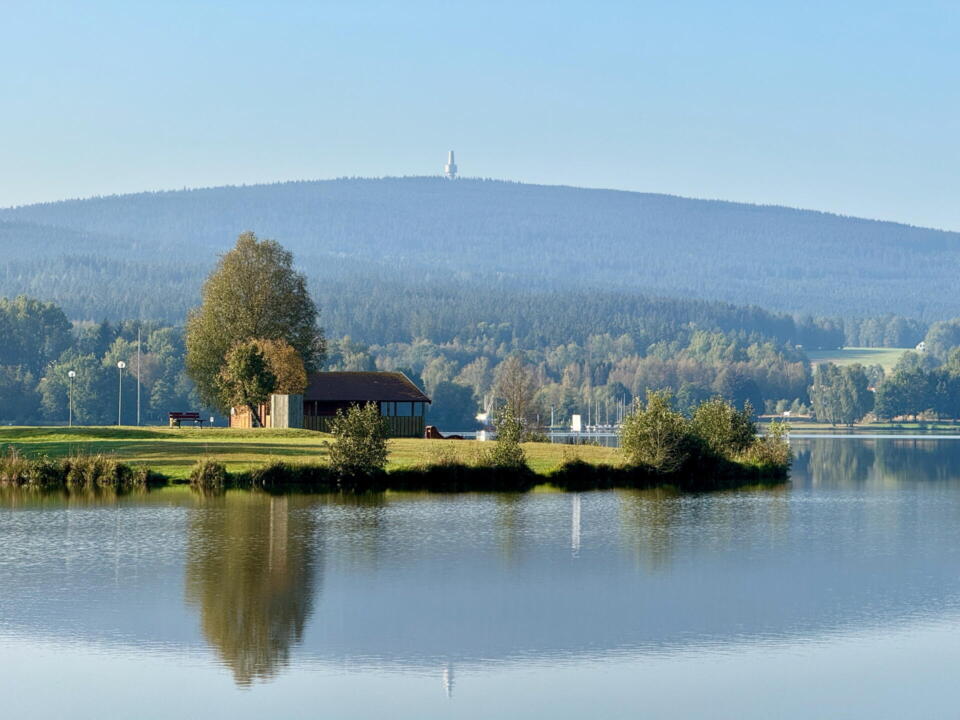 Weissenstädter See mit Blick auf Schneeberg
