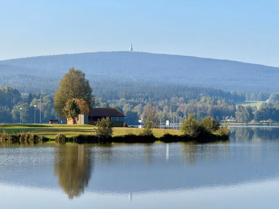 Weissenstädter See mit Blick auf Schneeberg