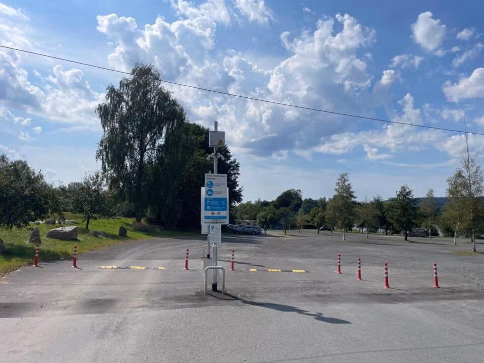Einfahrt zum Parkplatz am Weißenstädter See