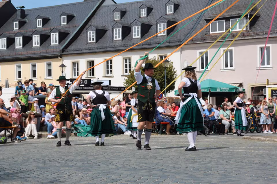 Bändertanz zum Maibaumfest