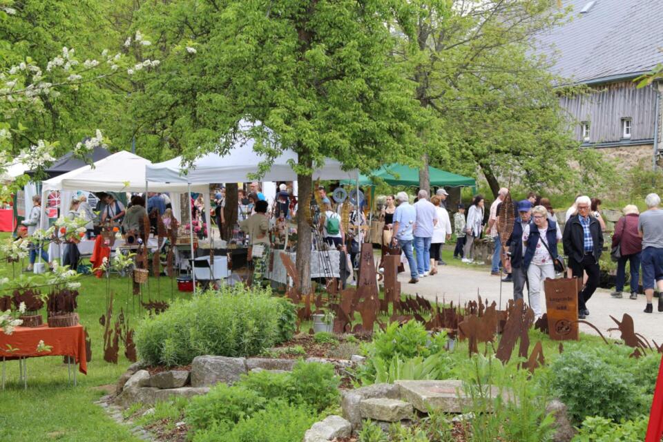 Verschiedene Kunsthandwerk Stände zum Markt Frühlingszauber im Bad Weißenstadt.