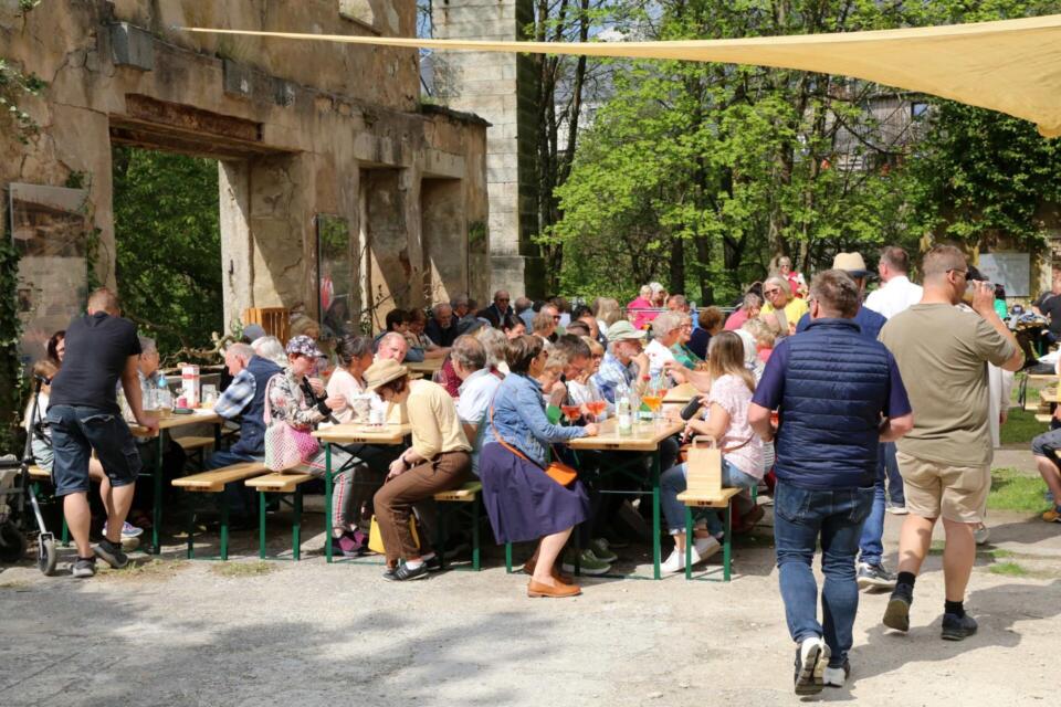 Essen und Trinken am Markt Frühlingszauber im Kurpark von Bad Weißenstadt