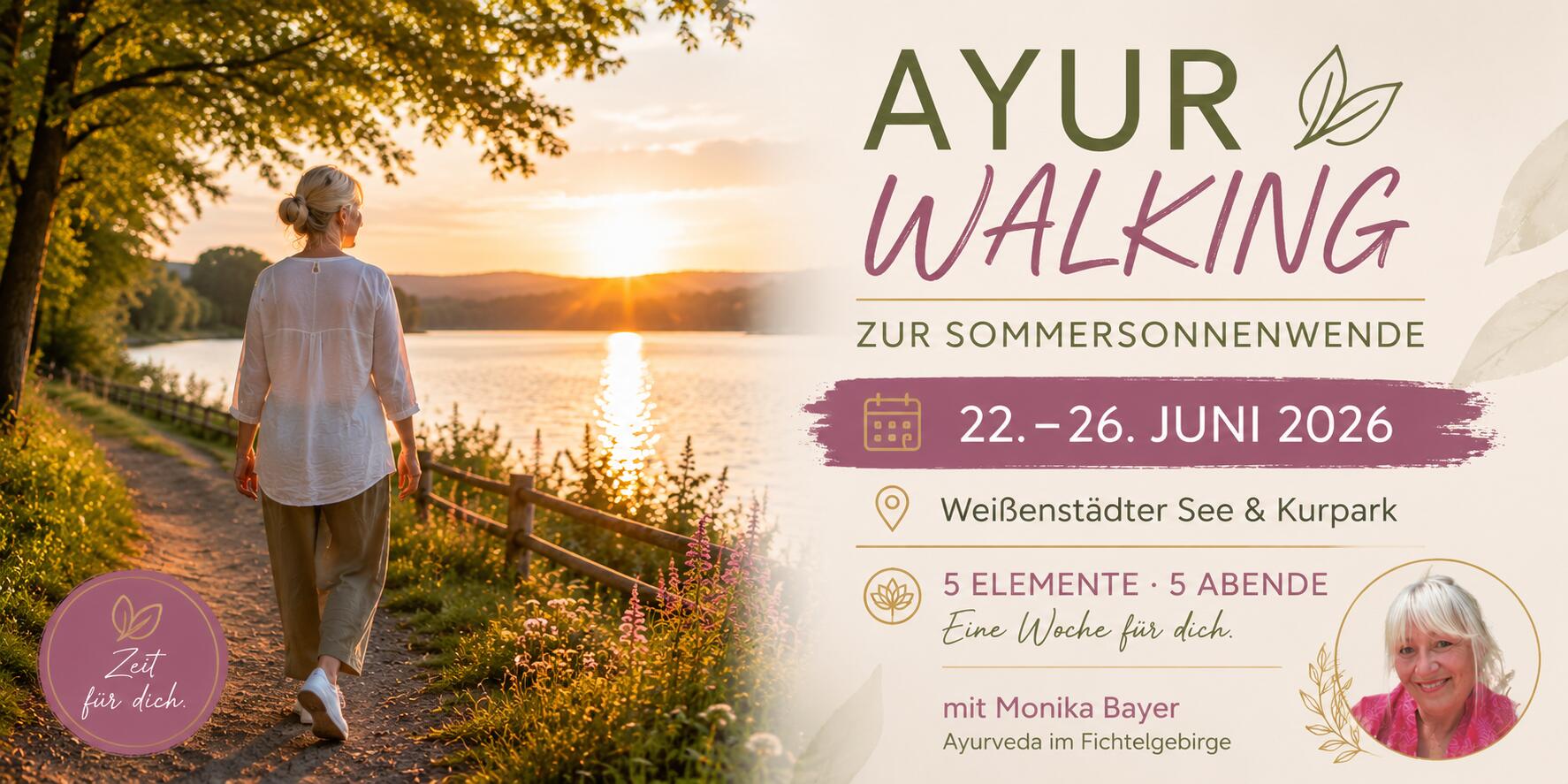 Eine ältere Frau spaziert bei Sonnenuntergang auf dem Uferweg entlang des Sees. Veranstaltungsbeschreibung: AYUR WALKING zur Sommersonnenwende vom 22. bis 26. Juni 2026, Weißstädter See & Kurpark, mit Monika Bayer, Ayurveda im Fichtelgebirge.
