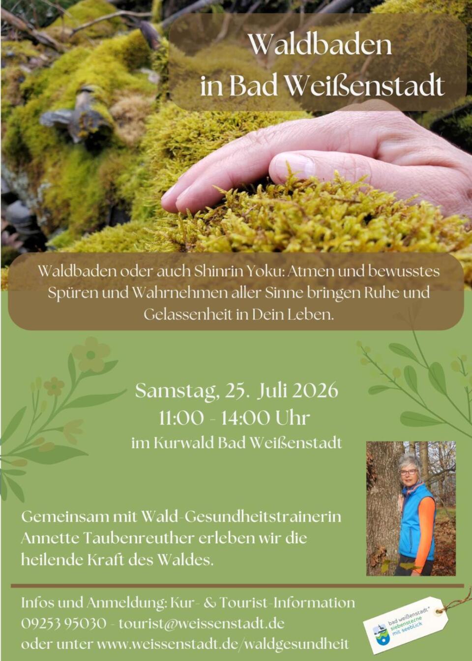 Flyer zum Waldbaden in Bad Weißenstadt am 25. Juli 2026, auf dem eine lächelnde Frau im Wald zwischen moosbewachsenen Bäumen zu sehen ist. Erleben Sie Achtsamkeit und Entspannung, während Sie ganz in die Natur eintauchen. Enthält Veranstaltungsdetails und Kontaktinformationen zur Anmeldung.
