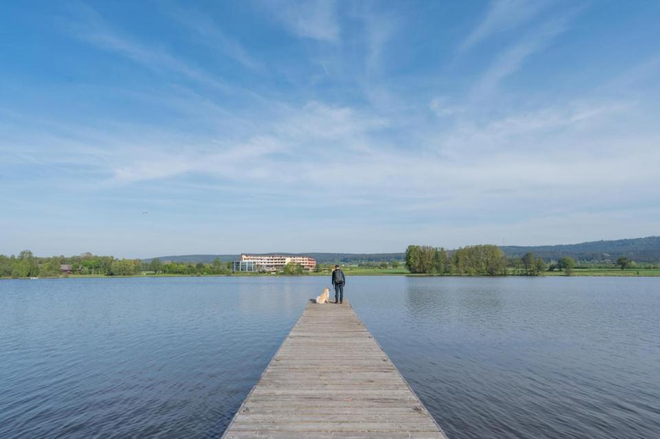 Blauer Himmerl und saubere Luft am Steg des Weißenstädter Sees