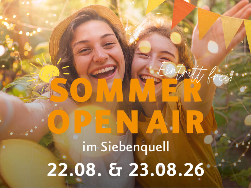 Zwei Menschen lächeln auf einem Sommerfest, umgeben von Sonnenlicht und bunten Dekorationen. Der Text wirbt für eine kostenlose Open-Air-Veranstaltung mit spannenden Aqua-Games in Siebenquell am 22. und 23. August.