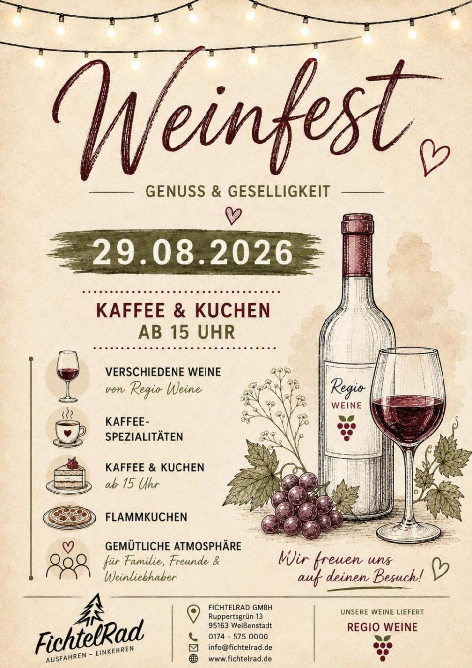 Plakat für das Weinfest im Fichtelrad am 29.08.2026 mit Weinflaschen, Weintrauben und einem Weinglas. Zu den Veranstaltungen gehören Kaffee, Kuchen, Weinverkostung und Flammkuchen, ergänzt durch Text und dekorative Lichter vor einem beigen Hintergrund.